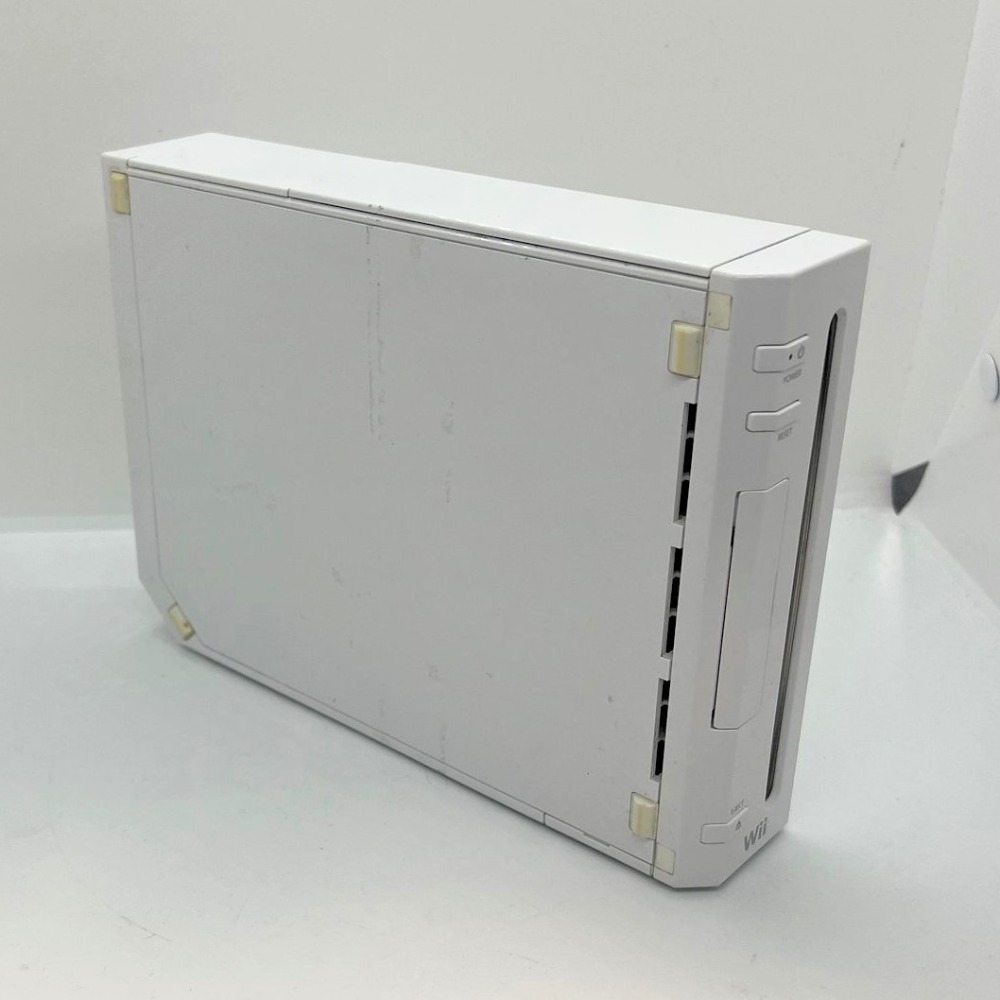 Nintendo Wii Console (White) + Controllers + Nun chucks + 7 Games